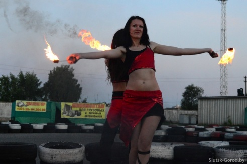 В субботу слуцкие «фаерщики» и гость из Бобруйска показали бесплатное фаер-шоу