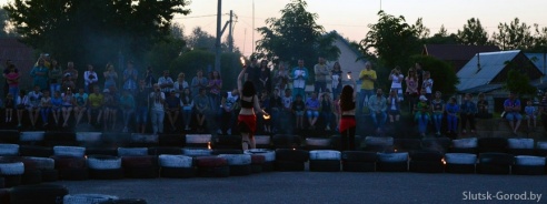 В субботу слуцкие «фаерщики» и гость из Бобруйска показали бесплатное фаер-шоу