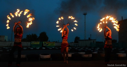 В субботу слуцкие «фаерщики» и гость из Бобруйска показали бесплатное фаер-шоу