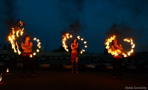 В субботу слуцкие «фаерщики» и гость из Бобруйска показали бесплатное фаер-шоу