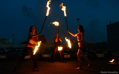 В субботу слуцкие «фаерщики» и гость из Бобруйска показали бесплатное фаер-шоу