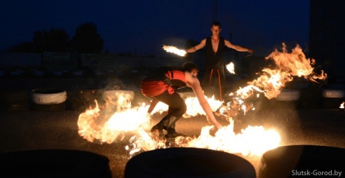 В субботу слуцкие «фаерщики» и гость из Бобруйска показали бесплатное фаер-шоу