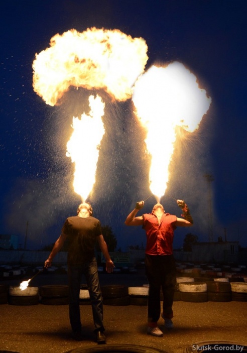 В субботу слуцкие «фаерщики» и гость из Бобруйска показали бесплатное фаер-шоу