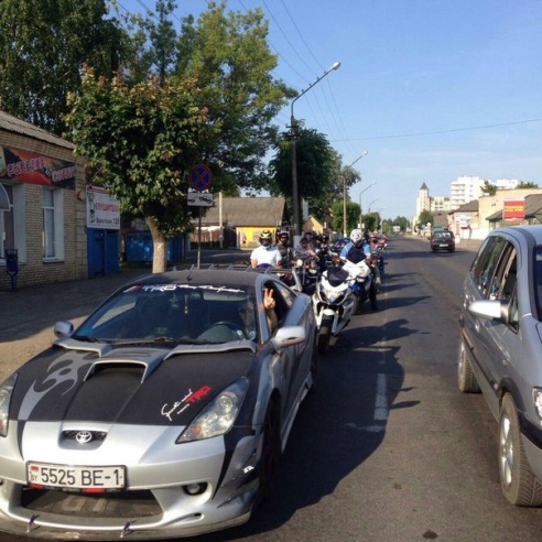 Барановичские байкеры навестили мотоциклистку, попавшую в ДТП