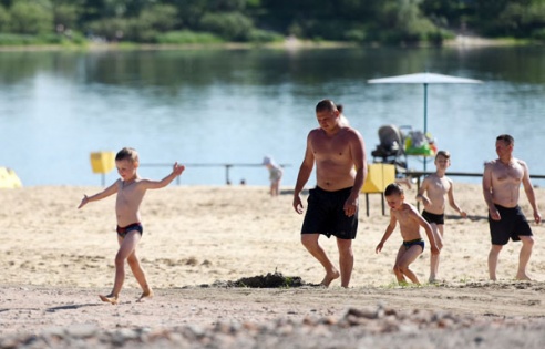 В первый день лета в Советском районе открыли новый пляж (фото)