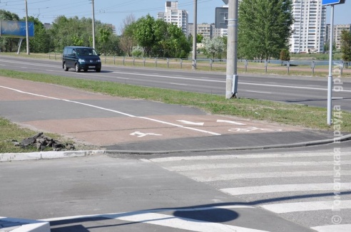 На велоразметке по улице Мазурова стали уменьшать высоту бордюров