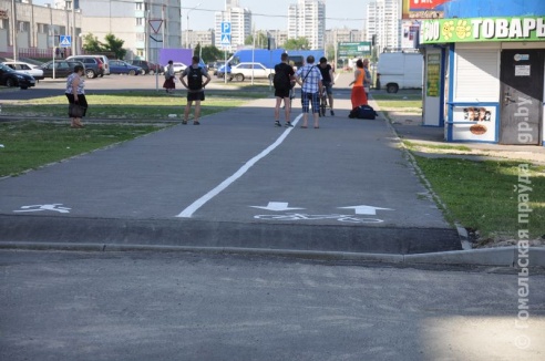 На велоразметке по улице Мазурова стали уменьшать высоту бордюров