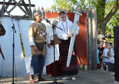 Подарок для новорожденного. Глубокский мастер передал копию меча Брачислава в браславский роддом (ФОТО)