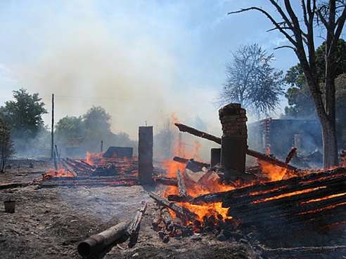 Слаженные действия спасателей и месных жителей помогли спасти 83-х летнюю хозяйку дома в Быховском районе