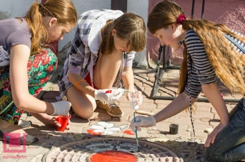 ФОТОФАКТ: В Глубоком дети разрисовывали канализационные люки