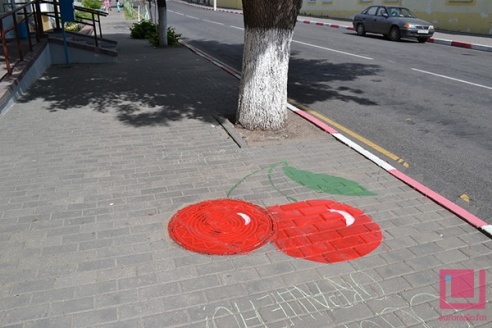 ФОТОФАКТ: В Глубоком дети разрисовывали канализационные люки