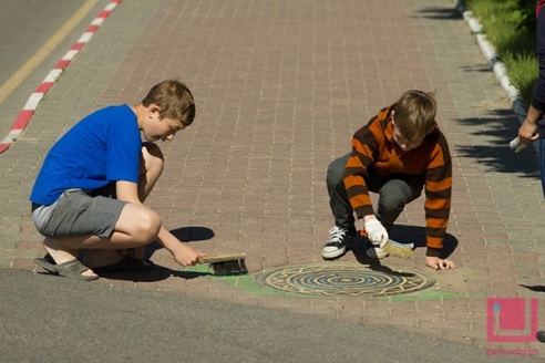 ФОТОФАКТ: В Глубоком дети разрисовывали канализационные люки