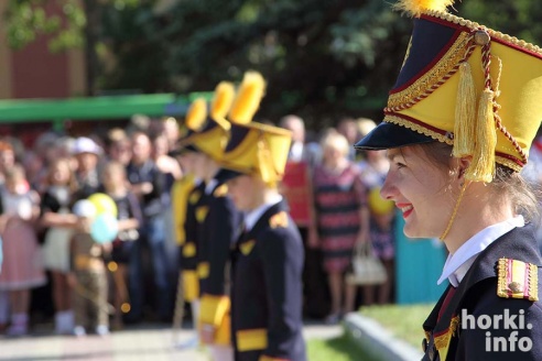 Выпускники 2015: цветы, улыбки и прощальный вальс в Горках