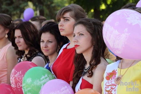 Выпускники 2015: цветы, улыбки и прощальный вальс в Горках