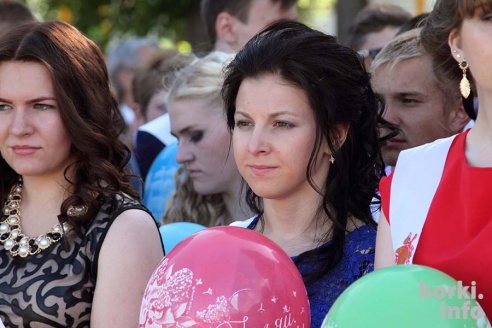 Выпускники 2015: цветы, улыбки и прощальный вальс в Горках