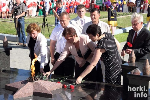 Выпускники 2015: цветы, улыбки и прощальный вальс в Горках