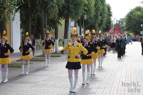 Выпускники 2015: цветы, улыбки и прощальный вальс в Горках