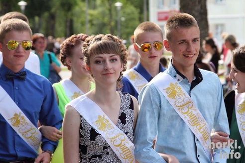 Выпускники 2015: цветы, улыбки и прощальный вальс в Горках