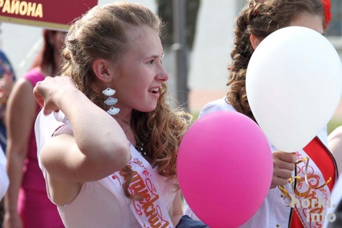 Выпускники 2015: цветы, улыбки и прощальный вальс в Горках