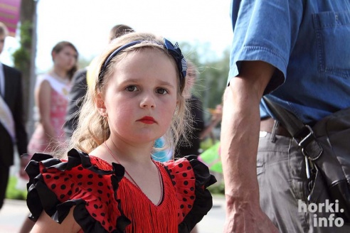 Выпускники 2015: цветы, улыбки и прощальный вальс в Горках