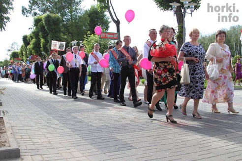 Выпускники 2015: цветы, улыбки и прощальный вальс в Горках