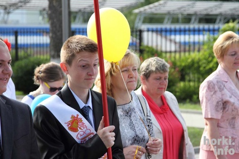 Выпускники 2015: цветы, улыбки и прощальный вальс в Горках