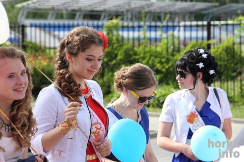 Выпускники 2015: цветы, улыбки и прощальный вальс в Горках