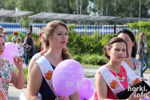 Выпускники 2015: цветы, улыбки и прощальный вальс в Горках