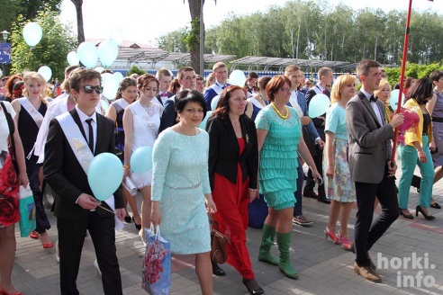 Выпускники 2015: цветы, улыбки и прощальный вальс в Горках