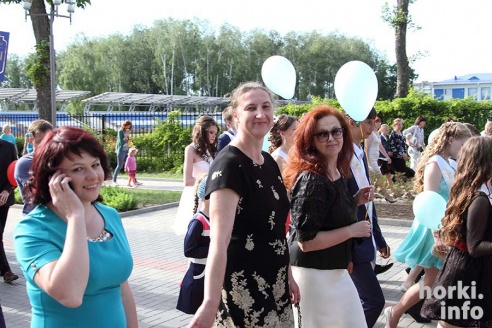 Выпускники 2015: цветы, улыбки и прощальный вальс в Горках