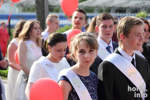 Выпускники 2015: цветы, улыбки и прощальный вальс в Горках