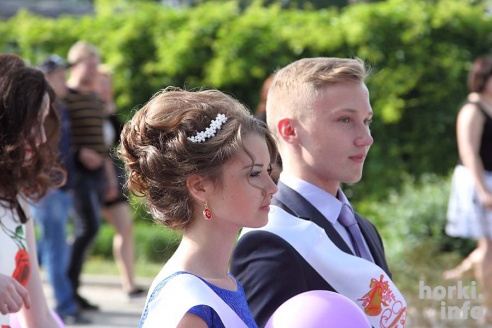 Выпускники 2015: цветы, улыбки и прощальный вальс в Горках