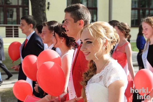 Выпускники 2015: цветы, улыбки и прощальный вальс в Горках