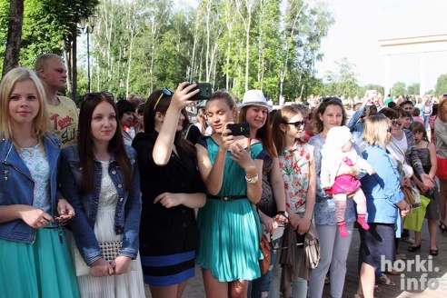 Выпускники 2015: цветы, улыбки и прощальный вальс в Горках