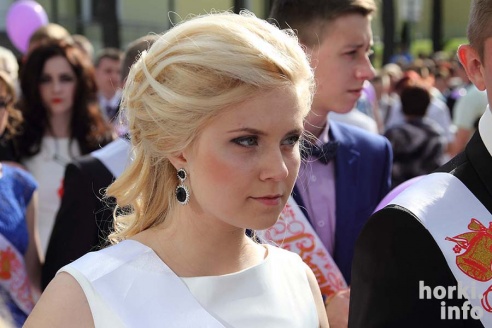 Выпускники 2015: цветы, улыбки и прощальный вальс в Горках