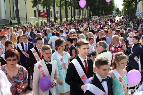 Выпускники 2015: цветы, улыбки и прощальный вальс в Горках