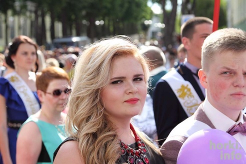 Выпускники 2015: цветы, улыбки и прощальный вальс в Горках