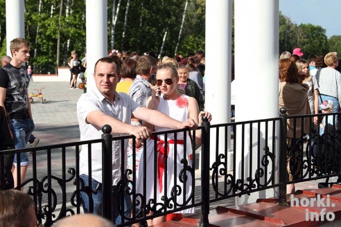 Выпускники 2015: цветы, улыбки и прощальный вальс в Горках