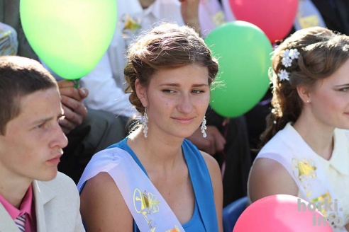 Выпускники 2015: цветы, улыбки и прощальный вальс в Горках