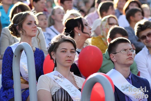 Выпускники 2015: цветы, улыбки и прощальный вальс в Горках