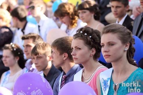 Выпускники 2015: цветы, улыбки и прощальный вальс в Горках