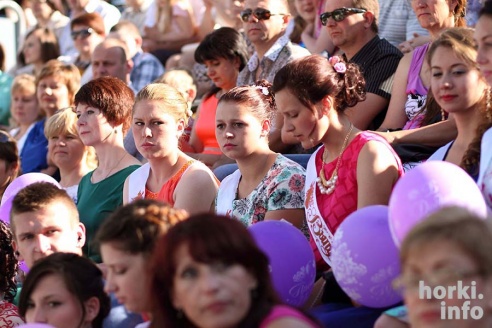 Выпускники 2015: цветы, улыбки и прощальный вальс в Горках