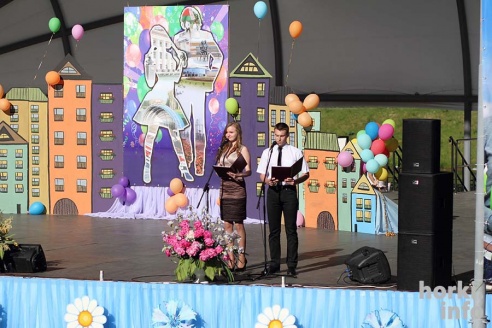 Выпускники 2015: цветы, улыбки и прощальный вальс в Горках