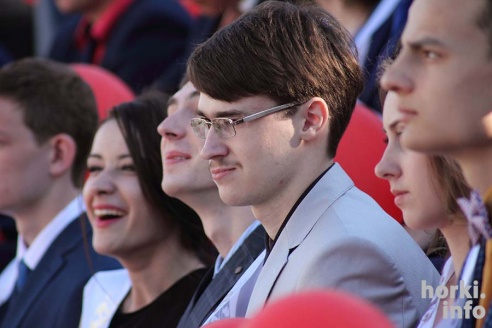 Выпускники 2015: цветы, улыбки и прощальный вальс в Горках