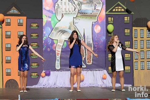 Выпускники 2015: цветы, улыбки и прощальный вальс в Горках