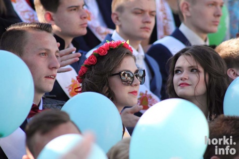 Выпускники 2015: цветы, улыбки и прощальный вальс в Горках
