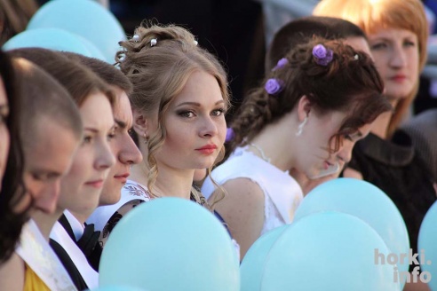 Выпускники 2015: цветы, улыбки и прощальный вальс в Горках