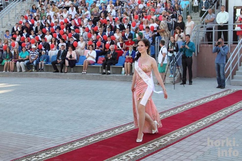 Выпускники 2015: цветы, улыбки и прощальный вальс в Горках