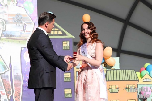 Выпускники 2015: цветы, улыбки и прощальный вальс в Горках