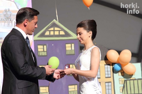 Выпускники 2015: цветы, улыбки и прощальный вальс в Горках